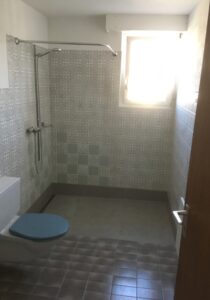Plattenbeläge, Bad-Teilrenovation, bodenebene Duschtasse barrierefrei